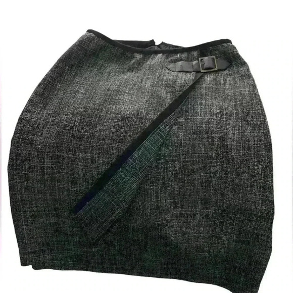 Nic+Zoe Tweed Front Side Slit Skirt with Leather Buckle Detail. Size 2 - Picture 4 of 6